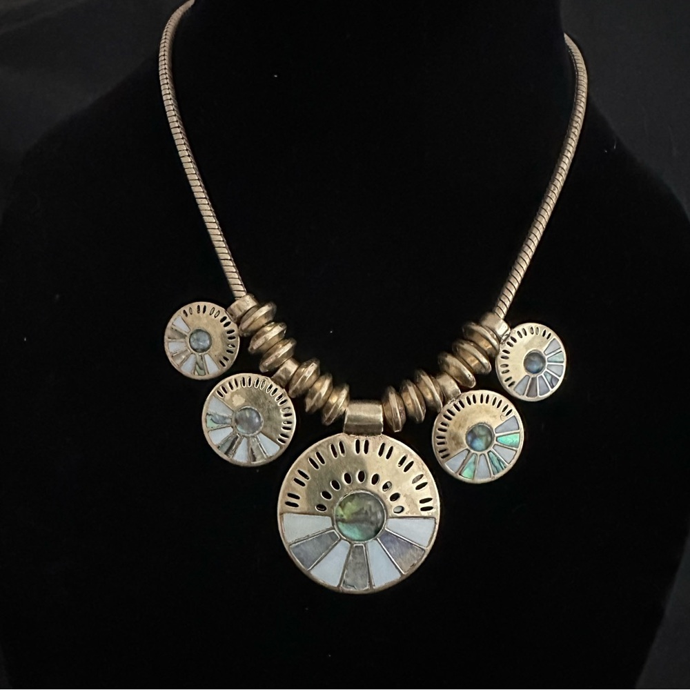 Lucky Brand, Layer Abalone, Disc Necklace,
Gold Tone
Good Condition